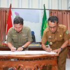 Pj Bupati Pidie Samsul Azhar saat menandatangani NPHD dengan Kepala BKSDA Aceh, Ujang Wisnu Barat, di pendopo Bupati Pidie, Senin, (19/8/2024). Foto: Amir Sagita/ NOA.co.id