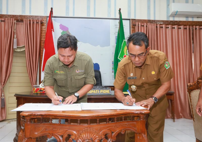 Pj Bupati Pidie Samsul Azhar saat menandatangani NPHD dengan Kepala BKSDA Aceh, Ujang Wisnu Barat, di pendopo Bupati Pidie, Senin, (19/8/2024). Foto: Amir Sagita/ NOA.co.id