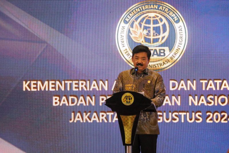 Menko Hadi saat menjadi pembicara kunci pada acara Pemberian Predikat Wilayah Tertib Adminstrasi Berintegritas di Lingkungan Kementerian Agraria dan Tata Ruang/Badan Pertanahan Nasional (ATR/BPN), Selasa (20/8/2024). (Foto : Humas Kemenko Polhukam).