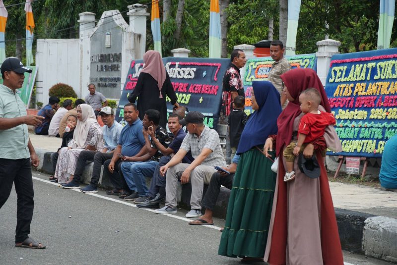 Masyarakat memadati halaman kantor DPRK Aceh Besar untuk menyaksikan prosesi pelantikan anggota DPRK Aceh Besar periode 2024-2029, di Kota Jantho, Kabupaten Aceh Besar, Selasa (20/8/2024). Foto: MC Aceh Besar