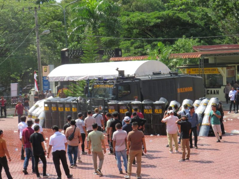 Personel Satuan Brimob Polda Aceh Batalyon C Pelopor bersama dengan personel polres Nagan Raya saat melaksanakan Simulasi Sispamkota di Mapolres Nagan Raya dalam rangka menghadapi Pilkada tahun 2024 di Mapolres Nagan Raya, Rabu (21/08/2024). Foto: Humas Polda Aceh
