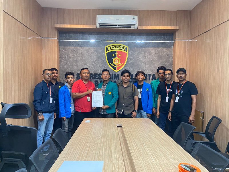 Pemeriksaan didampingi Direktur Koalisi Ngo-HAM Khairil Arista serta Kepala Operasional LBH Banda Aceh Muhammad Qodrat. Di lokasi juga ada Deputi WALHI Aceh Muhammad Nasir serta sejumlah aktivis, Sabtu (24/8/2024). (Foto : Farid Ismullah/NOA.co.id).