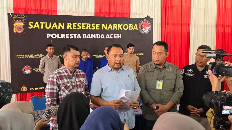 Kasat Resnarkoba, AKP Rajabul Asra saat konferensi Pers di Mapolresta Banda Aceh, Pada Selasa, (27/08/2024). Foto: Nazar/Noa.co.id.