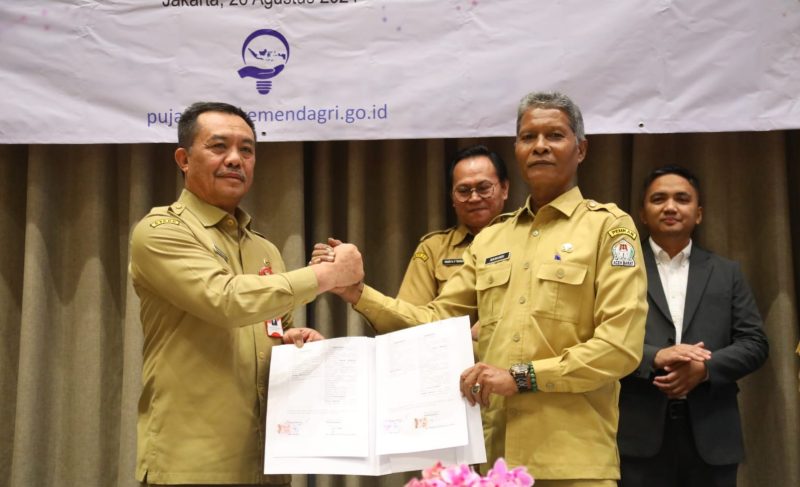 Pemerintah Kabupaten Aceh Barat Bersama 16 kabupaten/kota lainnya di Aceh menandatangani Pernyataan Komitmen Penerapan Pusat Jejaring Inovasi Daerah (PUJA INDAH) diselenggarakan oleh Badan Strategi Kebijakan Dalam Negeri (BSKDN) Kementerian Dalam Negeri Republik Indonesia, di Hotel Lumire Jakarta, Senin (26/8/2024). (Foto : Humas Pemkab Aceh Barat).