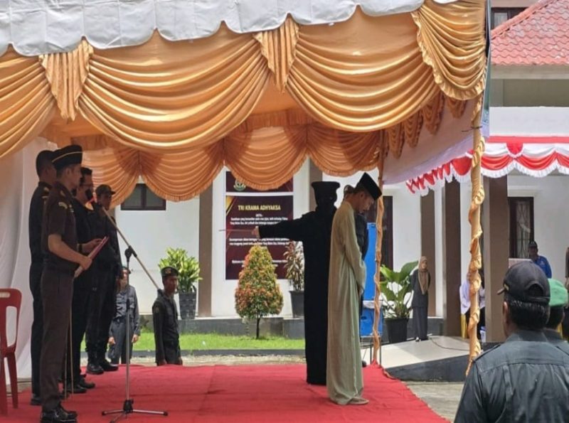 Kejari Nagan Raya melaksanakan eksekusi cambuk di depan publik terhadap pelaku Jarimah Maisir di Halaman Kantor Kejaksaan Negeri Nagan Raya Kecamatan Suka Makmue, Selasa (27/8/2024). (Foto : Kejari Nagan Raya).