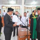 Pj Bupati Pidie Drs Samsul Azhari, saat melantik Pj Sekda setempat Jufrizal, di Oproom kantor Bupati Pidie, Rabu, (28/8/2024). Foto: Amir Sagita/NOA.co.id