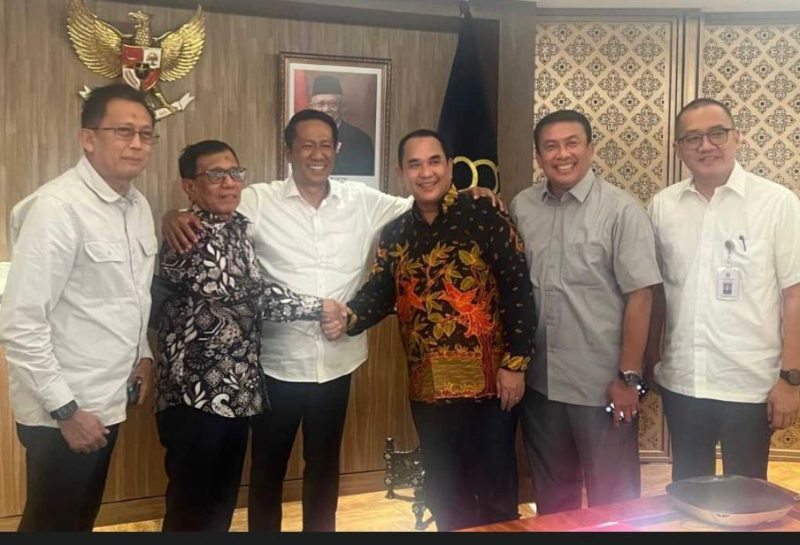 Perwakilan PWI, Hendry Ch Bangun (kiri) bersalaman dengan Zulmansyah (kanan) dimediasi oleh Menkumham RI, Supratman Andi Agtas menuju rekonsiliasi untuk membangun PWI demi Pers Indonesia. Pertemuan mediasi berlangsung Rabu malam, 28 Agustus 2024 di Jakarta. Foto: dok. PWI Pusat