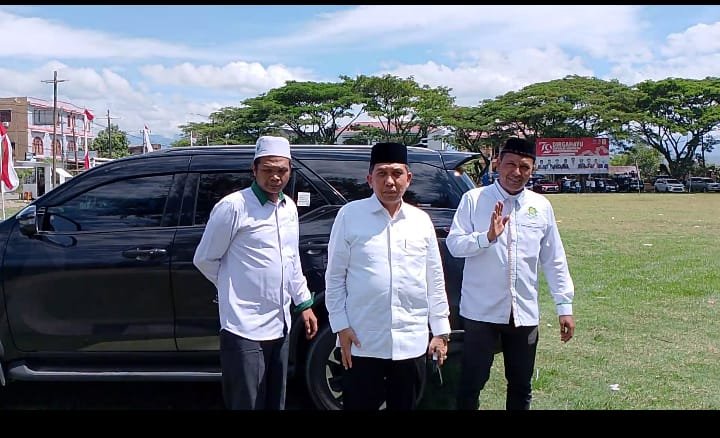 Cabup Bupati Pidie Jaya H. Syibral Malasyi (Tengah) didampingi oleh Koordinator Pengontrol Masa Nazar Mulya (Kiri berpeci hitam). Meureudu, 29/8/2024. Foto: dok. Muhammad Rissan/NOA.co.id