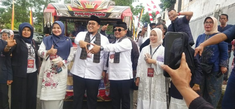 Richi Aprian, SH, MH dan Donny Karsont, SH Dt.Bijo Angso Nan Tinggi resmi mendaftarkan diri sebagai Calon Bupati dan Calon Wakil Bupat Kabupaten Tanah Datar ke KPU Tanah Datar, Sumbar, Kamis, 29 Agustus 2024. (Foto : Diona Alvoni/NOA.co.id).