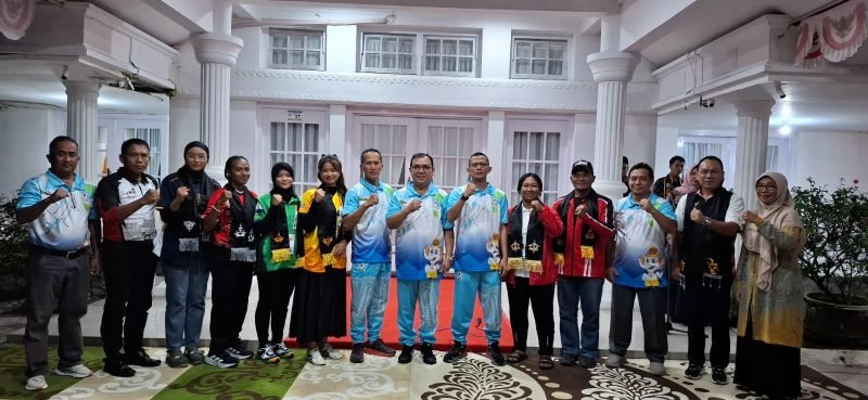 Pj Bupati Mahdi Jamu Kontingen PON Cabor Softball. Foto: ist
