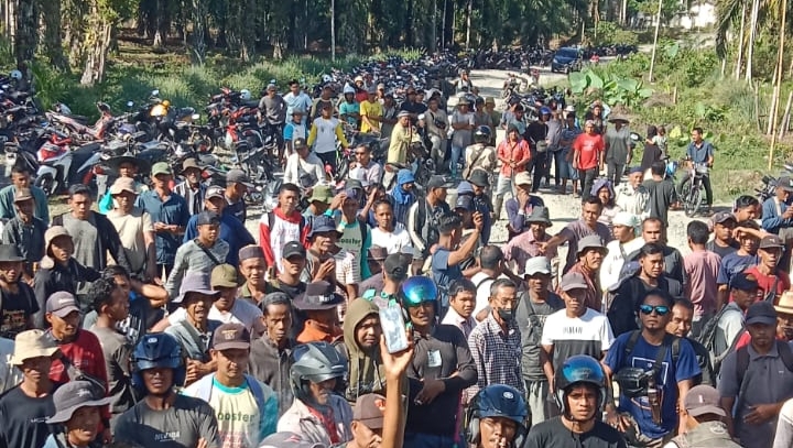 Seribuan warga Abdya menyerbu PT CA di Babahrot. (Foto. Teukunizar/NOA.co.id)