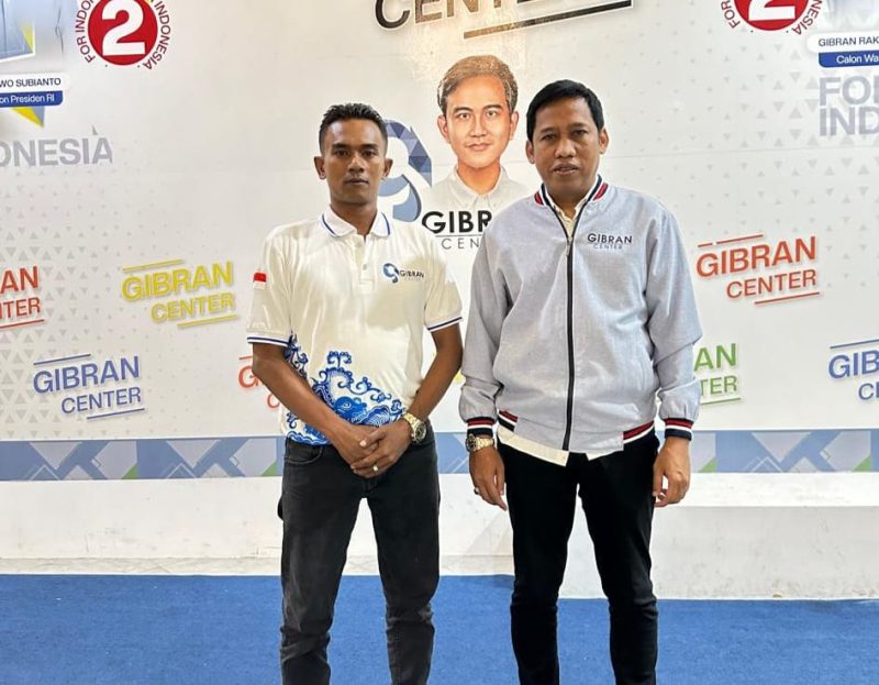 Ketua DPP Gibran Center, Marsudiyanto saat menyerahkan surat keputusan kepada Ichsan ST sebagai Ketua Dewan Pimpinan Wilayah (DPW) Gibran Center Aceh di Kantor Sekretariat DPP Gibran Center, Pondok Indah, Jakarta Selatan, pada Selasa (20/8/2024). (Ist)
