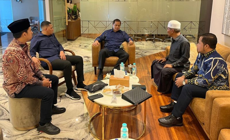 Teungku Muhammad Yusuf  Saat Silaturahmi Dengan Ketua DPW Nasdem Aceh Irsan Sosiawan. Foto: dok. pribadi/NOA.co.id