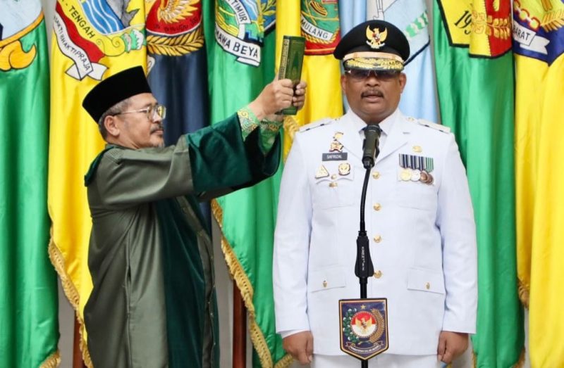 Penjabat Gubernur Aceh Dr. Drs. Safrizal ZA, M.Si., saat menerima sumpah jabatan. Foto: BPPA