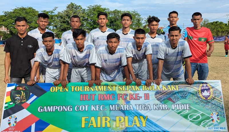 Pemain Kupula FC foto bersama pada Open Turnamen HUT RMC ke II di lapangan Gampong Cot Kecamatan Muara Tiga Kabupaten Pidie, Sabtu, (3/8/2024). Foto: Amir Sagita/NOA.co.id