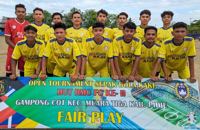 Pemain Persimura Beureuneun, foto bersama pada Open Turnamen HUT RMC ke II di lapangan Gampong Cot Kecamatan Muara Tiga Kabupaten Pidie, Minggu, (4/8/2024). Foto: Amiruddin/NOA.co.id