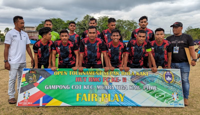 Tim tuan rumah RMC foto bersama di lapangan Gampong Cot, Kecamatan Muara Tiga Kabupaten Pidie, Senin, (5/8/2024). Foto: dok. Amir Sagita/NOA.co.id