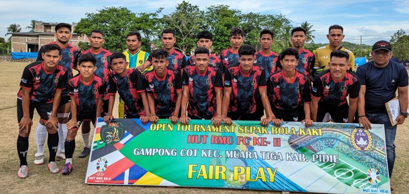 Pemain tuan rumah RMC foto bersama pada lanjutan babak semifinal pada Open Turnamen HUT RMC ke II di lapangan Gampong Cot Kecamatan Muara Tiga Kabupaten Pidie, Rabu, (7/8/2024). Foto: Amir Sagita/NOA.co.id