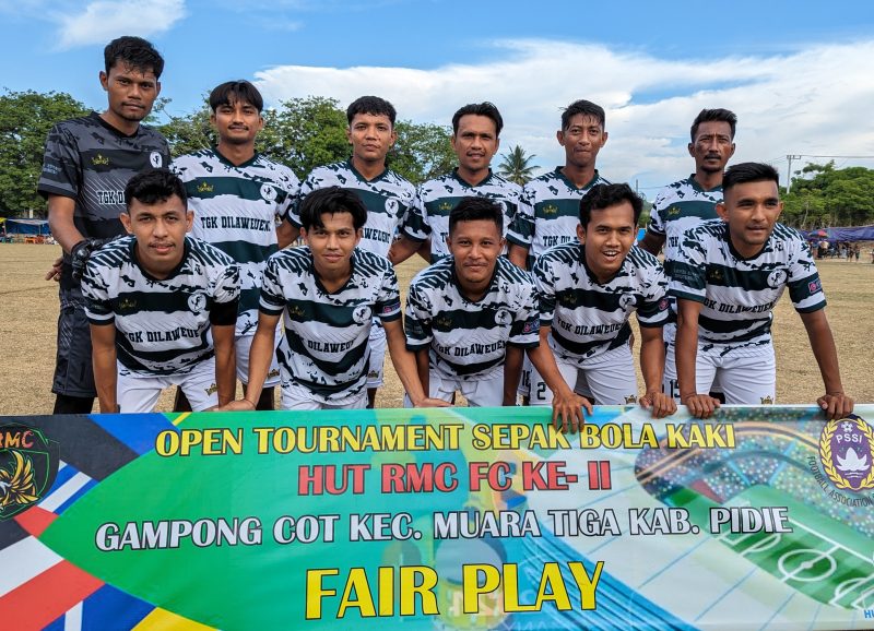 Pemain Pordex FC Gampong Tgk Dilaweung foto bersama usai menjuarai Open Turnamen HUT RMC ke II di lapangan Gampong Cot Kecamatan Muara Tiga, Kabupaten Pidie, Kamis, (8/8/2024) (Foto Amir Sagita.NOA.co.id).