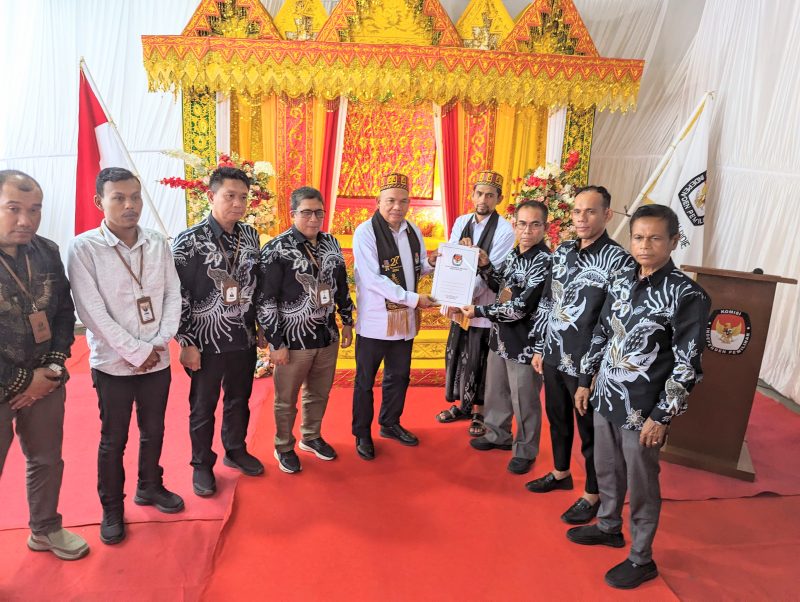 Paslon Bupati/Wakil Bupati Pidie, Zakaria A.Gani-Dr Imran Abubakar, saa mendaftar di KIP setempat, Kamis, (29/8/2024) sekira pukul 16.00 WIB. (Foto Amir Sagita.NOA.co.id).