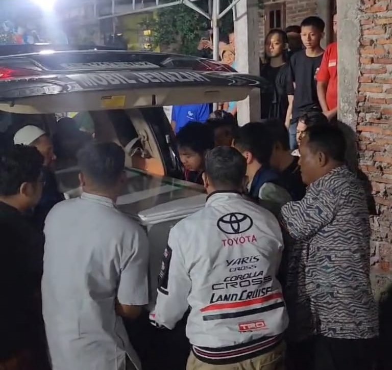 Jenazah WNI berinisial DU korban kerusuhan di Bangladesh tiba di Rumah Duka, Semarang, Rabu (14/08/2024). (Foto : Kemlu RI)