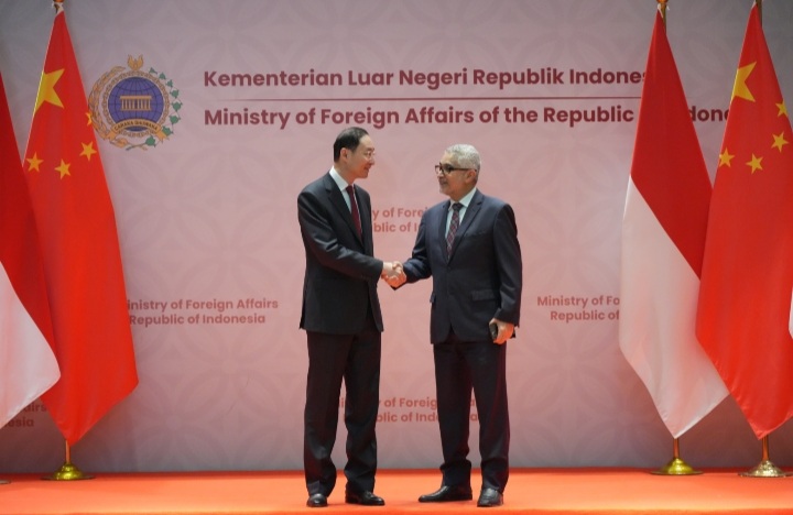 Jenderal Asia Pasifik dan Afrika Kemlu RI, Abdul Kadir Jailani (Pertama Kanan) bersalaman bersama Wakil Menteri Luar Negeri RRT, Sun Weidong (Pertama Kiri) dalam pertemuan Dialog Bersama Tingkat Pejabat Senior Kementerian Luar Negeri dan Pertahanan Indonesia dan RRT (SOM 2+2), Jakarta, Selasa (13/08/2024). (Foto : Humas Kemlu RI).