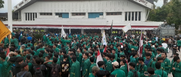 Aliansi Pengawal Indonesia (API) Demokrasi melakukam Demonstrasi di Gedung Parlemen Dewan Perwakilan Rakyat Aceh, Banda Aceh, Jumat (23/8/2024). (Foto : Farid Ismullah/NOA.co.id)