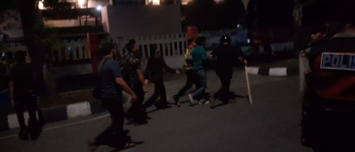 Aparat kepolisian mengamankan Mahasiswa dalam Aksi unjuk rasa penolakan revisi undang-undang Pilkada di Gedung DPRA, Banda Aceh, Jumat (23/8/2024). (Foto : Farid Ismullah/NOA.co.id).