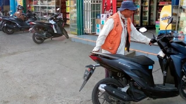 Juru parkir sedang mengatur letak kendaraan di kawasan Pasar Lambaro Ingin Jaya, Aceh Besar. Foto : Istimewa