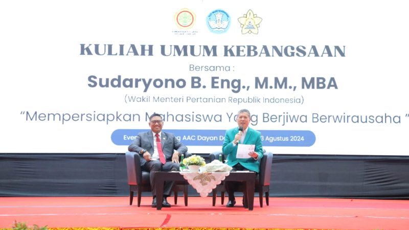 Wakil Menteri Pertanian, Sudaryono (Pertama Kiri) bersama Rektor Universitas Syiah Kuala Prof Marwan (Pertama Kanan) saat memberi kuliah umum berjudul