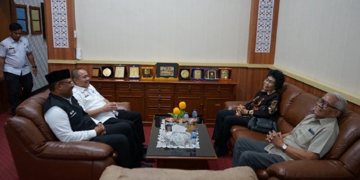 Penjabat Gubernur Aceh Safrizal (Perta Kiri) didampingi Inspektur Aceh Jamaluddin, menerima kunjungan Anggota Dewan Pengawas Komisi Pemberantasan Korupsi RI Harjono dan Albertina Ho (Kanan), di ruang kerja Inspektur Aceh, Banda Aceh, Senin (26/8/2024). (Foto : Humas Aceh).