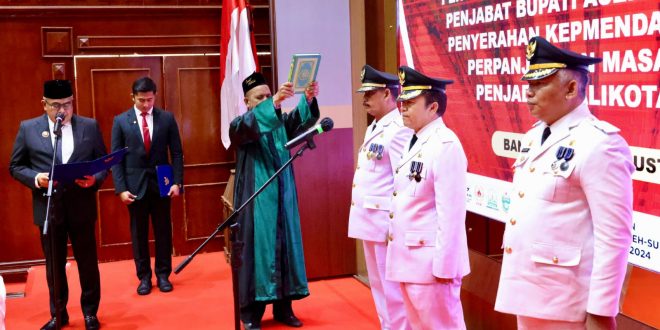 Penjabat Gubernur Aceh, Bustami, SE, M.Si., melakukan Pengambilan Sumpah Jabatan dan Pelantikan Jalaluddin, SH., M.M, sebagai Penjabat Bupati Bireuen, Ir. Sunawardu, M.Si, sebagai Penjabat Bupati Aceh Barat Daya, dan Subhandhy, AP., M.Si, sebagai Penjabat Bupati Aceh Tengah, di Anjong Mon Mata Meuligoe Gubernur Aceh, Minggu, 11/8/2024. Foto: Humas Aceh