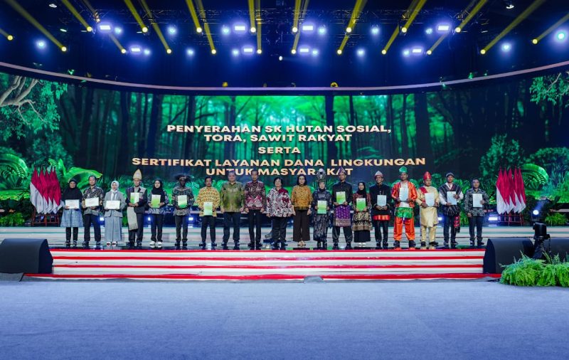 Presiden Jokowi Serahkan SK Hutan Sosial, TORA, Sawit Rakyat serta Sertifikat Layanan Dana Lingkungan untuk Masyarakat, Jakarta, Jumat (9/8/2024). (Foto : Humas KLHK).