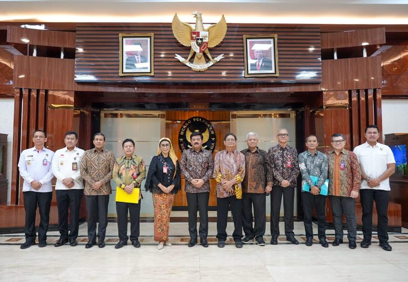 Menteri Koordinator Bidang Politik, Hukum, dan Keamanan (Menko Polhukam) Hadi Tjahjanto ( Tengah) hadir Rapat Pleno rangkaian pelaksanaan seleksi Calon Anggota Komisi Kepolisian Nasional Periode 2024-2028, Jakarta (9/9/2024). (Foto : Humas Kemenko Polhukam).