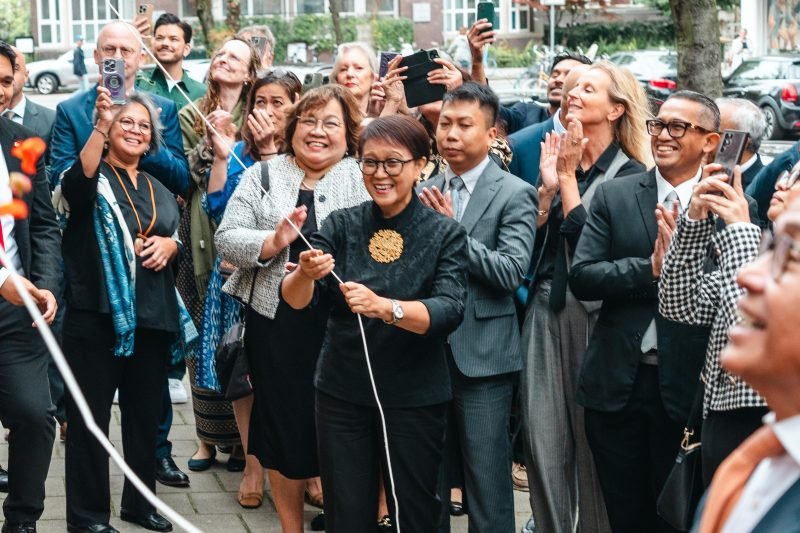 Menteri Luar Negeri Republik Indonesia, Retno L. P. Marsudi (Tengah) bersama Dubes Indonesia untuk Kerajaan Belanda, Mayerfas, membuka papan nama di dinding depan gedung 5 lantai beralamat di Brachthuijzerstraat 4 Amsterdam, tepat pukul 10.00 waktu setempat, dalam upacara simbolis peresmian Indonesia House Amsterdam (17/9/2024). ( Foto : Kemlu RI).