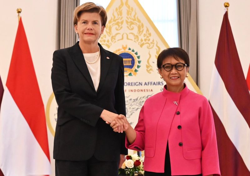 Menteri Luar Negeri RI Retno Marsudi (Pertama Kanan) menerima kunjungan kerja Menteri Luar Negeri Latvia, H.E. Baiba Braže (Pertama Kiri), Jakarta, Kamis (5/9/2024). (Foto : Kemlu RI).