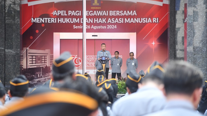 Dirjen HAM, Dhahana Putra saat memimpin apel pagi di Lapangan Upacara Kementerian Hukum dan Hak Asasi Manusia (Kemenkumham), Jakarta, Senin (2/9/2024). (Foto : Humas Kemenkumham).