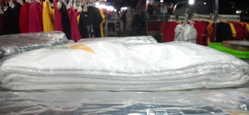 Pedagang membuka stan di sekitar Stadion Harapan Bangsa saat Pembukaan Pekan Olahraga Nasional (PON) XXI Aceh-Sumatera Utara, Kota Banda Aceh, Senin (9/9/2024). Penyewaan lapak bagi para pedagang berkisar Rp.2000.000 - 2.500.000 sedangkan untuk Tenda Rp.1.500.00. NOA.co.id/FOTO/Farid Ismullah