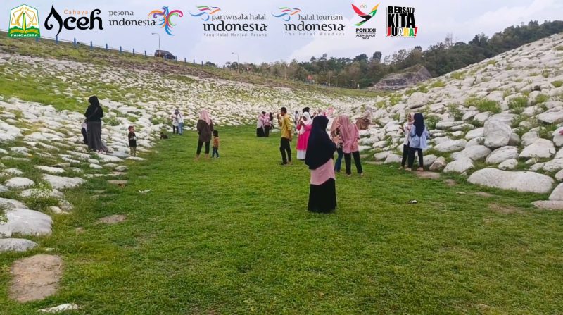 Pengunjung berswafoto di lokasi waduk Rajui, Pidie. Foto: NOA.co.id