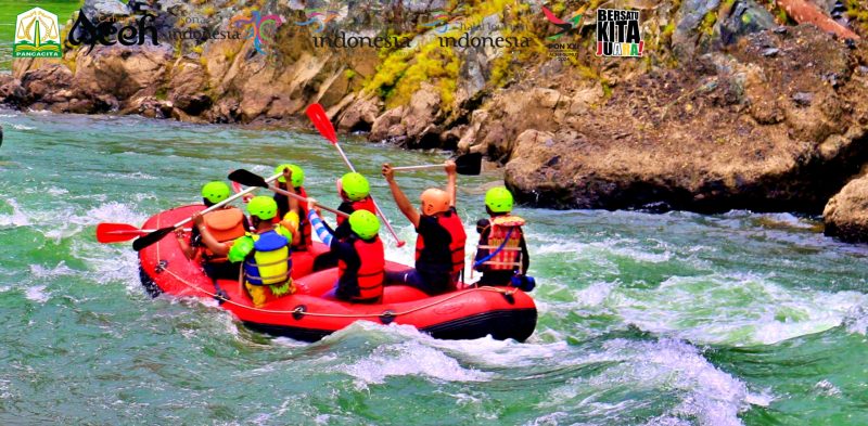 Wisatawan lokal saat mencoba arung jeram Q Jambo Adventure di Dusun Blang Jambo Mie, Gampong Mane, Kecamatan Mane, Pidie. Foto: NOA.co.id