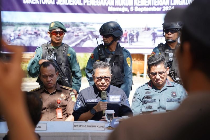 Direktur Jenderal Penegakan Hukum KLHK, Rasio Ridho Sani saat Konferensi Pers Penangkapan YKY (72) WNA Korea Selatan sebagai pelaku sekaligus pemodal penambangan pasir tanpa izin di kawasan Hutan Lindung (HL) Desa Lariang, Kecamatan Tikke Raya, Kabupaten Pasangkayu, Provinsi Sulawesi Barat, Kamis (5/9/2024). (Foto : Gakkum KLHK).