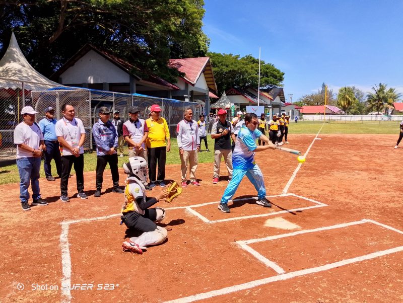 Pj Bupati Aceh Barat, Drs. Mahdi Efendi, saat memukul bola tanda dimulainya pertandingan cabang olahraga (cabor) softball pada Pekan Olahraga Nasional (PON) XXI Aceh-Sumut 2024 di Lapangan Teuku Umar, Aceh Barat, Minggu (01/09/2024). Foto: Humas Aceh Barat