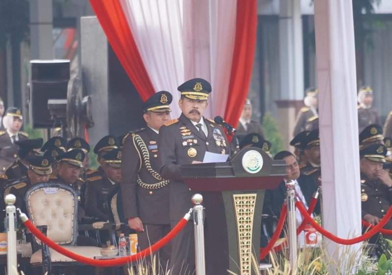 Jaksa Agung ST Burhanuddin memimpin sekaligus menyampaikan amanat pada Upacara Peringatan Hari Lahir Kejaksaan RI ke-79 Tahun 2024 di Lapangan Upacara Badan Pendidikan dan Pelatihan Kejaksaan RI di Jakarta, Senin (2/9/2024). (Foto : Puspenkum Kejagung RI). 
