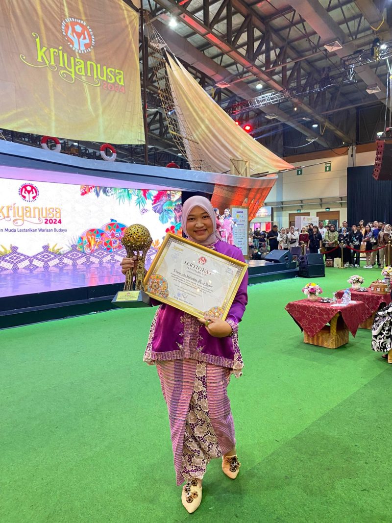 Pj Ketua Dekranas Aceh Besar, menerima stand Terbaik Kriyanusa 2024 dari Ny Tri Tito Karnavian yang juga istri dari Tito Karnavian, Mendagri, Jakarta Convention Centre (JCC) Jakarta, Minggu (1/9/2024). Foto: Dekranasda Aceh Besar