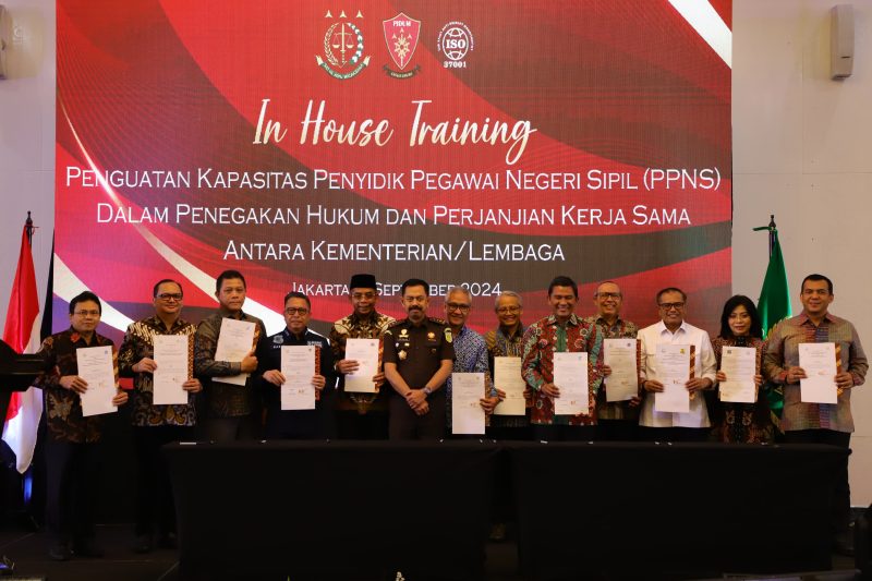 JAM PIDUM Kejaksaan Agung melaksanakan penandatanganan Perjanjian Kerja Sama dengan beberapa Kementerian/Lembaga dalam rangka Penguatan dan Sinergitas Penyidik Pegawai Negeri Sipil di Le Meridien, Jakarta, Selasa (3/9/2024). (Puspenkum Kejagung RI).