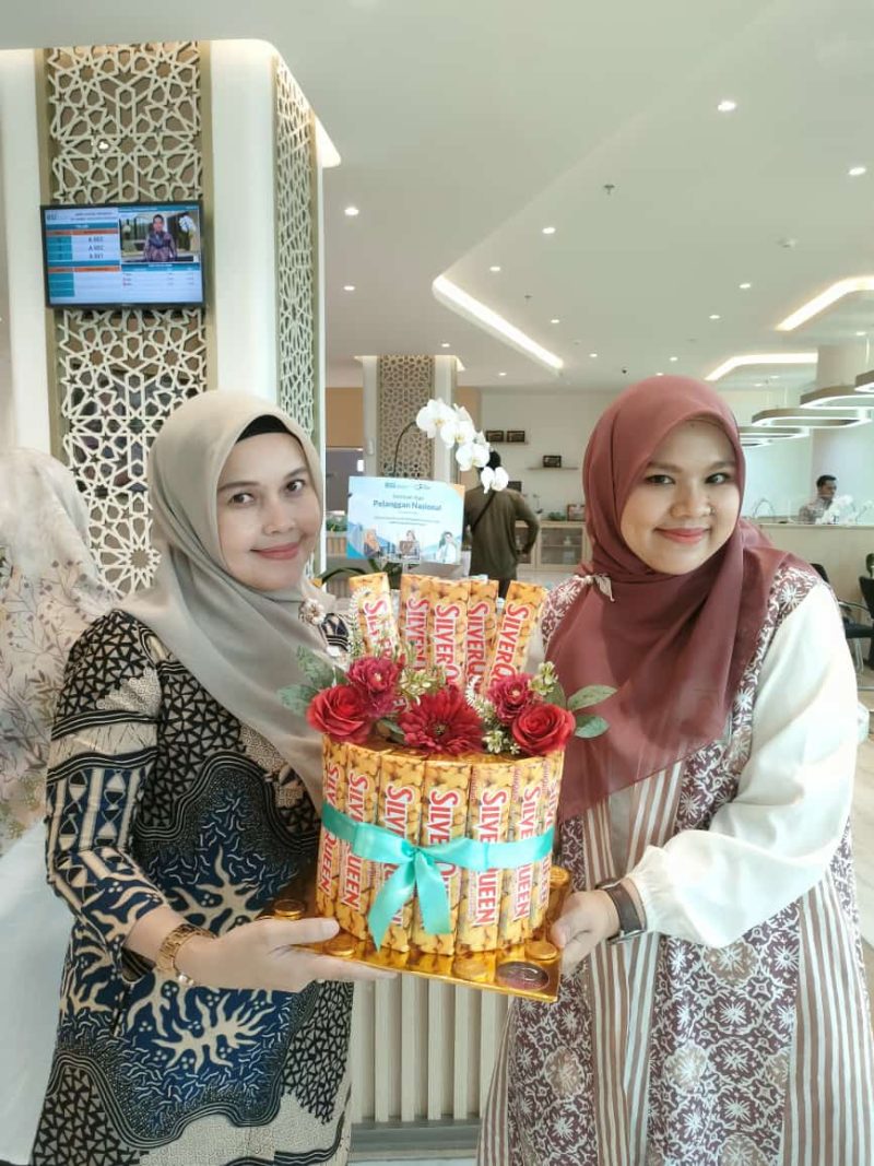 Nasabah BSI Aceh menerima Apresiasi Spesial di Hari Pelanggan Nasional. Foto: BSI Aceh