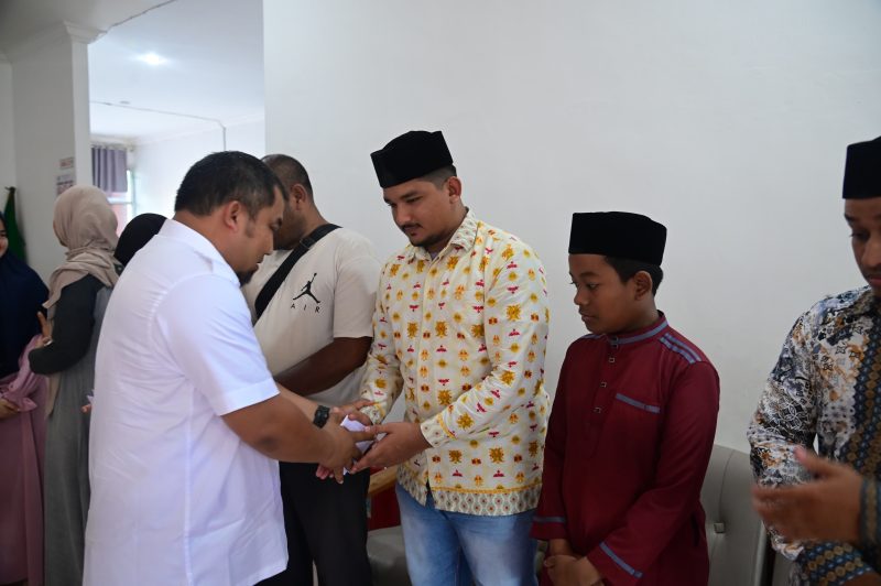 Pj Bupati Aceh Besar Muhammad Iswanto SSTP MM menyerahkan bantuan uang saku untuk para qari dan qariah asal Aceh Besar yang tergabung dalam Kafilah MTQ Nasional ke-30 di Samarinda, Kalimantan Timur, di Pemondokan Kafilah MTQ Aceh, Gedung LPTQ Aceh, Banda Aceh, Kamis (05/09/2024). Foto: MC Aceh Besar
