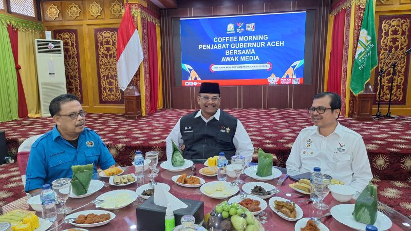 Ketua PWI Aceh, Nasir Nurdin (kiri) berbincang dengan Pj Gubernur Aceh Safrizal ZA dan Plh Sekda Aceh Azwardi pada coffee morning di Restoran Pendopo Gubernur Aceh, Kamis, 5 September 2024. Foto: Abdul Hadi/PWI Aceh