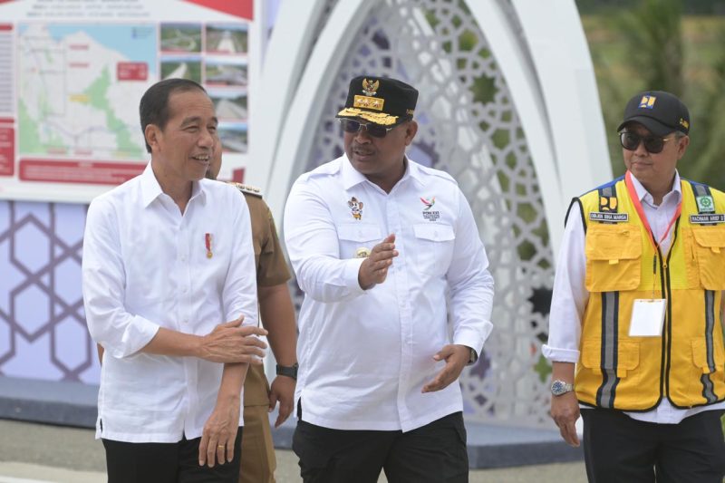 Banda Aceh - Penjabat Gubernur Aceh, Dr. H. Safrizal ZA, M.Si, mendampingi Presiden Joko Widodo, meresmikan empat ruas tol Sigli-Banda Aceh, Senin 9/9 pagi. Peresmian dilakukan melalui seremonial penekanan tombol sirene bersama oleh Presiden bersama Pj Gubernur, dan Pj Bupati Aceh Besar, serta penandatanganan prasasti oleh Presiden Jokowi. Foto: Humas Adpim Setda Aceh