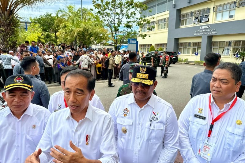 Penjabat Gubernur Aceh Dr. H. Safrizal ZA, M.Si mendampingi Presiden RI Joko Widodo, saat meninjau Rumah Sakit Umum Daerah dr Zainoel Abidin, Senin (9/9/2024). Foto: Biro Adpim Setda Aceh